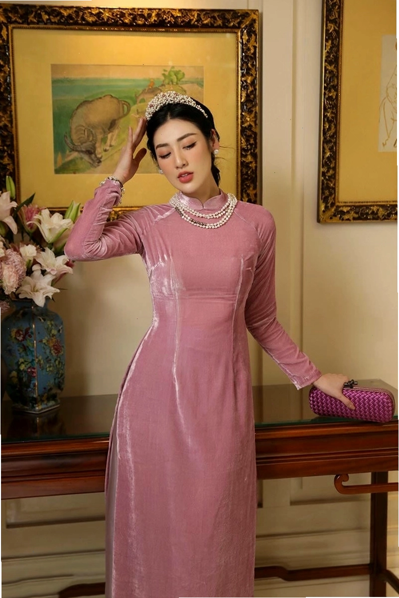 Áo dài nhung hồng pastel dịu dàng, cổ tròn, tay lỡ thanh thoát