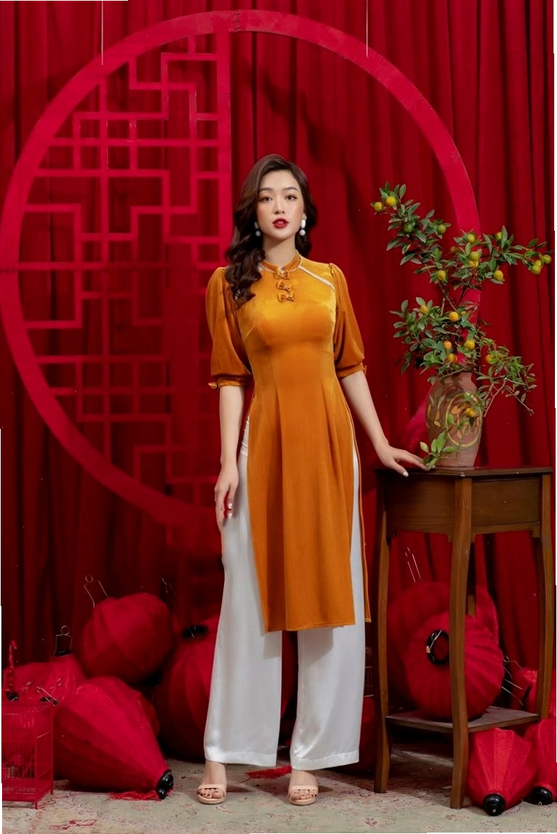 Áo dài nhung nâu tây cổ điển, cổ tàu, tay phồng nhẹ nhàng