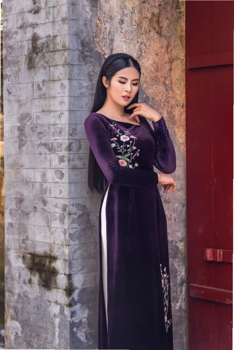 Áo dài nhung tím Huế thêu hoa nhí, cổ tròn duyên dáng, kết hợp quần lụa trắng