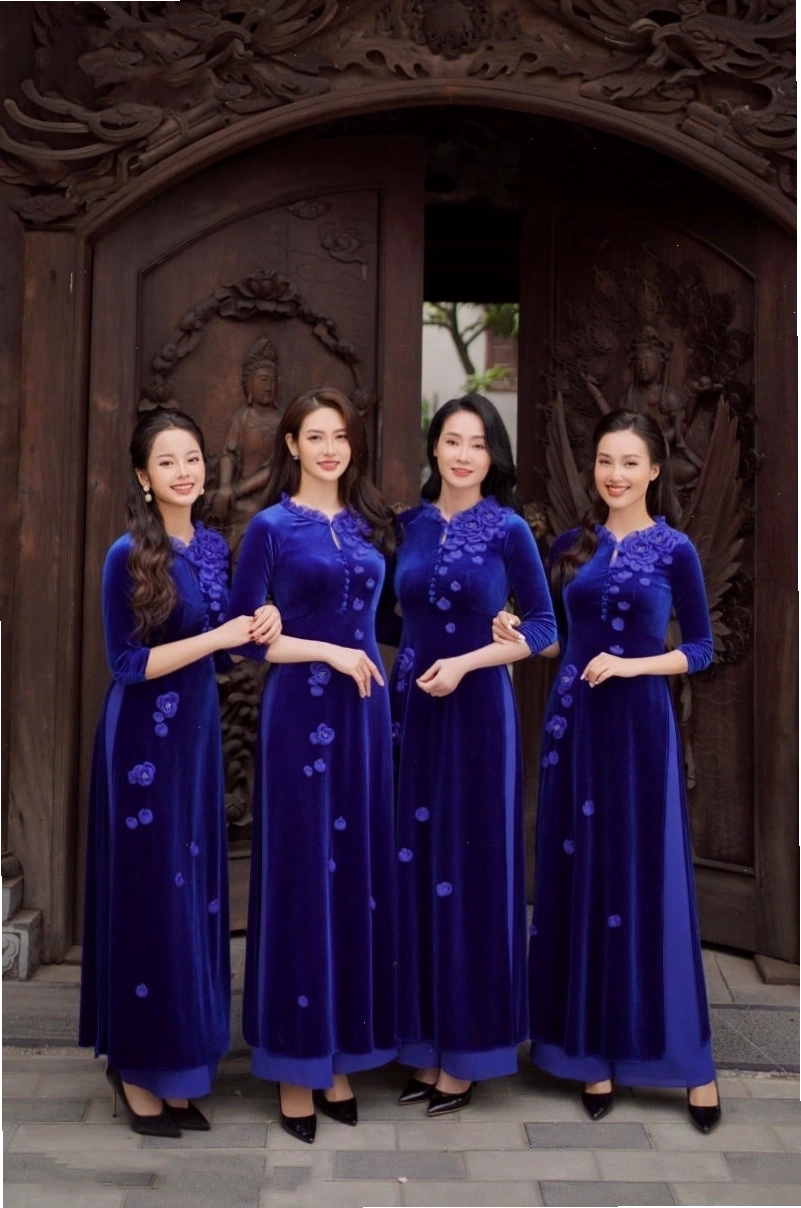 Áo dài nhung tím than huyền bí, cổ tròn, tay lỡ