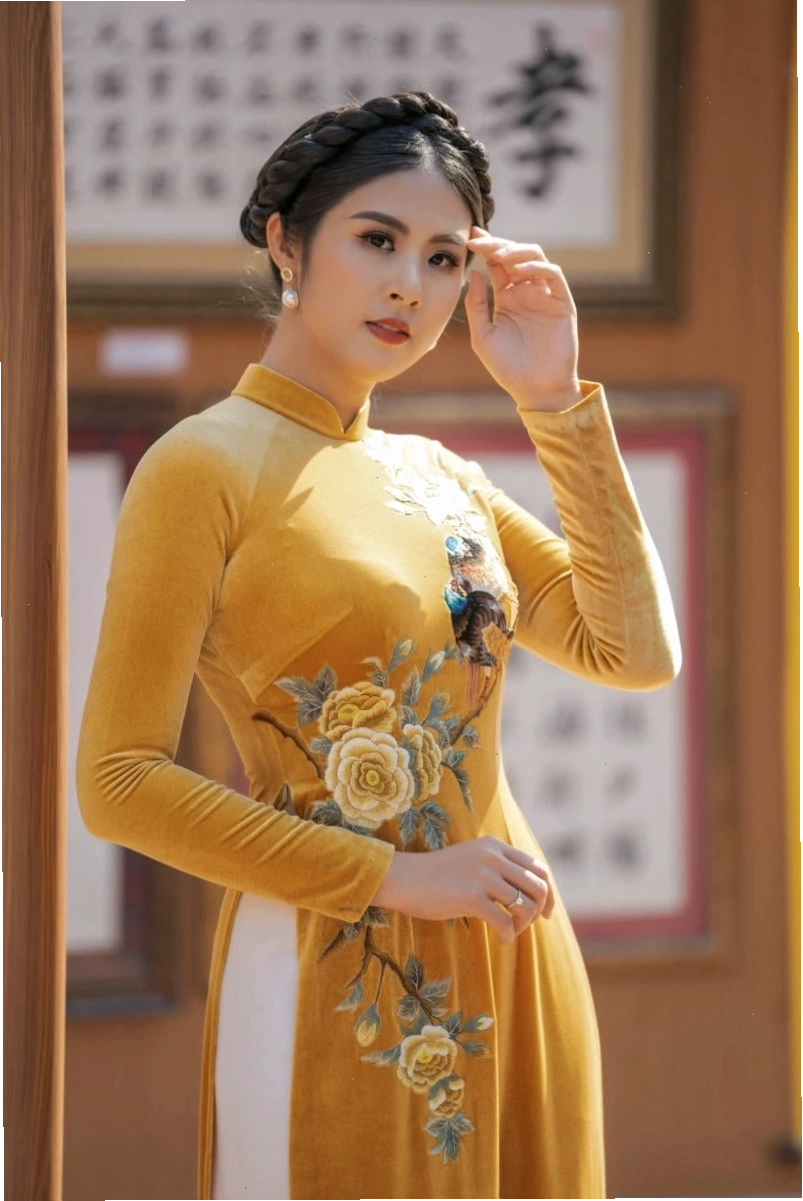 Áo dài nhung vàng đồng óng ánh, cổ tàu cách điệu, tôn lên vẻ đẹp sang trọng