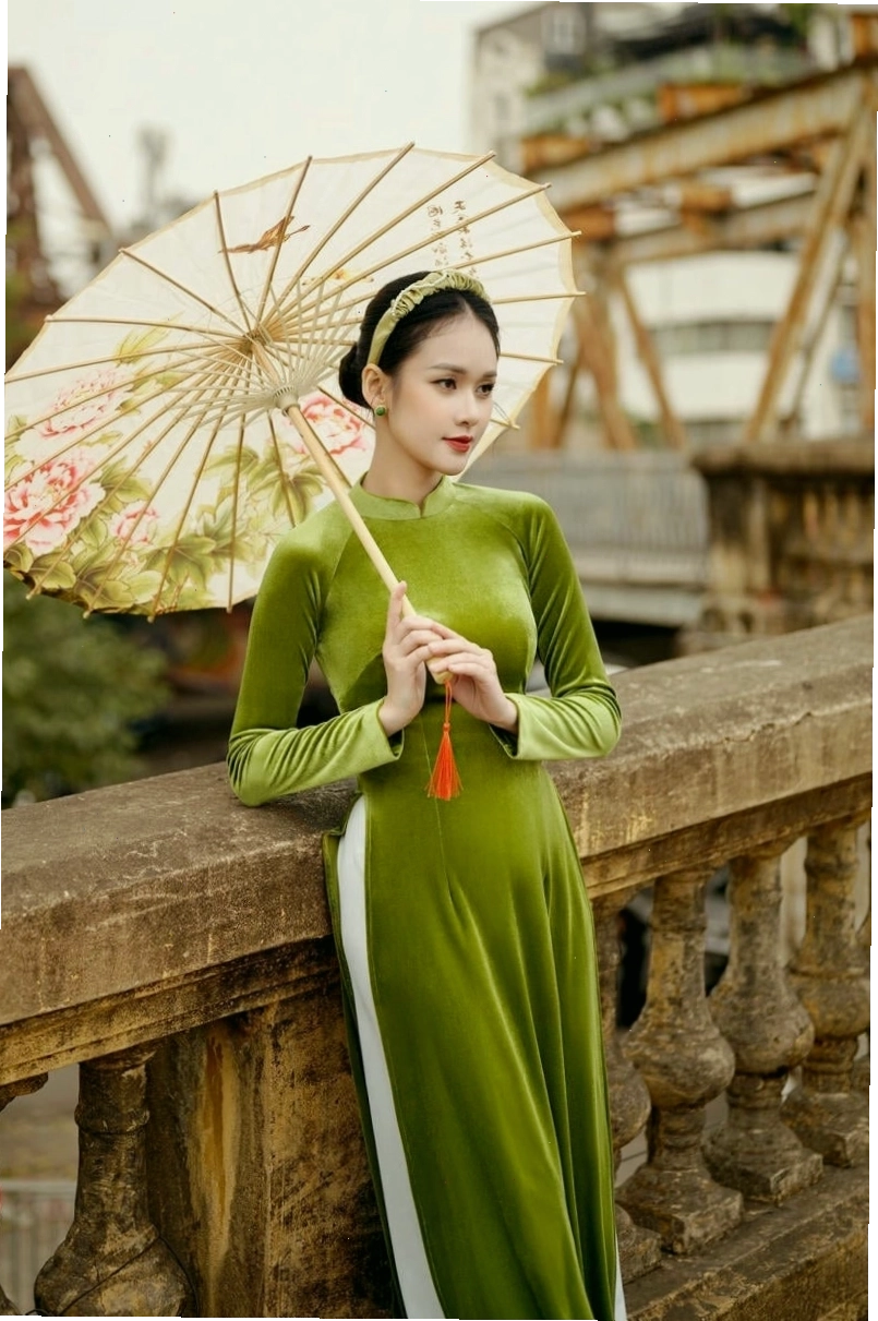 Áo dài nhung xanh rêu cổ điển, tay lỡ, cổ tròn đơn giản mà thanh lịch