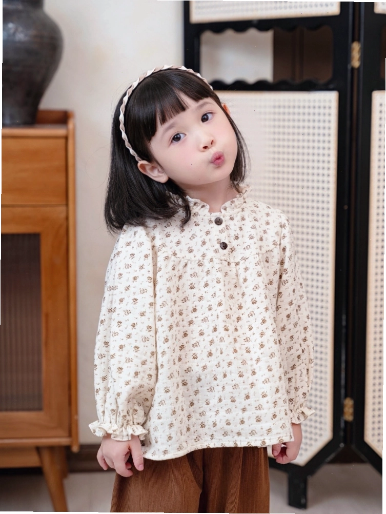 Áo dài tay cổ bèo hoa nhí, cổ tròn với bèo nhún mềm mại, tay dài, chất liệu voan mỏng nhẹ