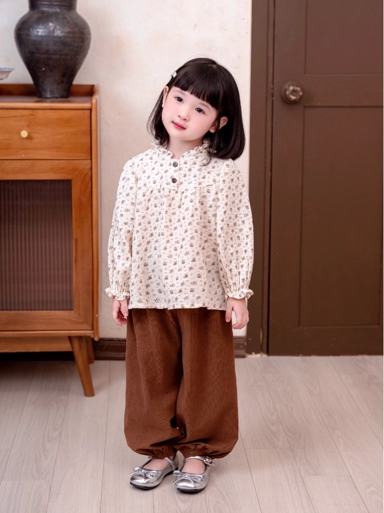 Áo dài tay cổ bèo hoa nhí, cổ tròn với bèo nhún, tay lỡ, chất liệu vải lụa mềm mại