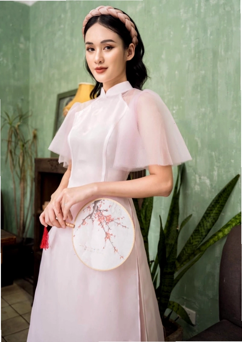 Áo dài tay loe cách điệu với họa tiết thêu tay tinh xảo