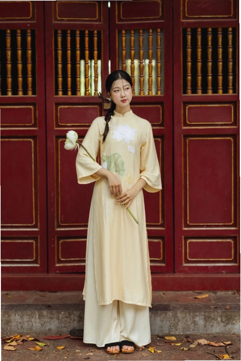 Áo dài tay loe dáng suông màu vàng chanh tươi tắn