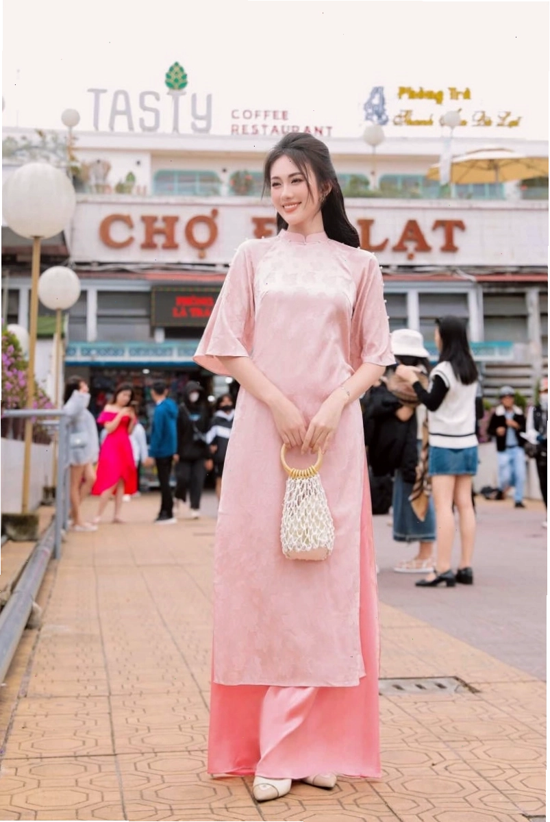 Áo dài tay loe form rộng cá tính màu trắng kem