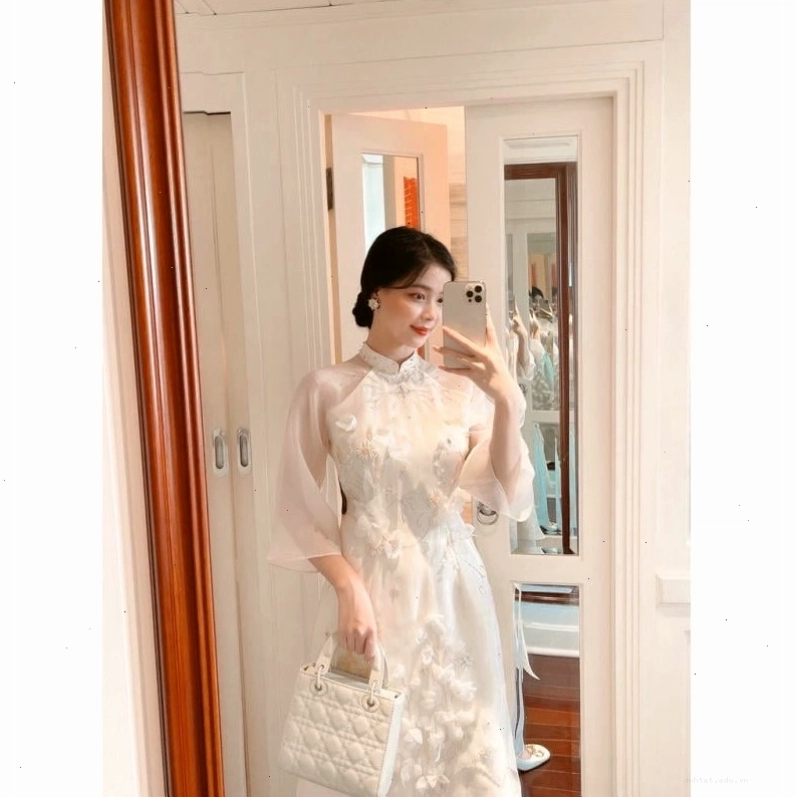 Áo dài tay loe màu đỏ đô họa tiết hoa văn chìm