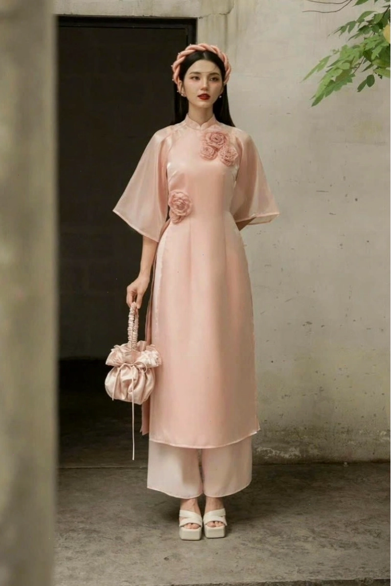 Áo dài tay loe màu hồng pastel đính cúc ngọc trai