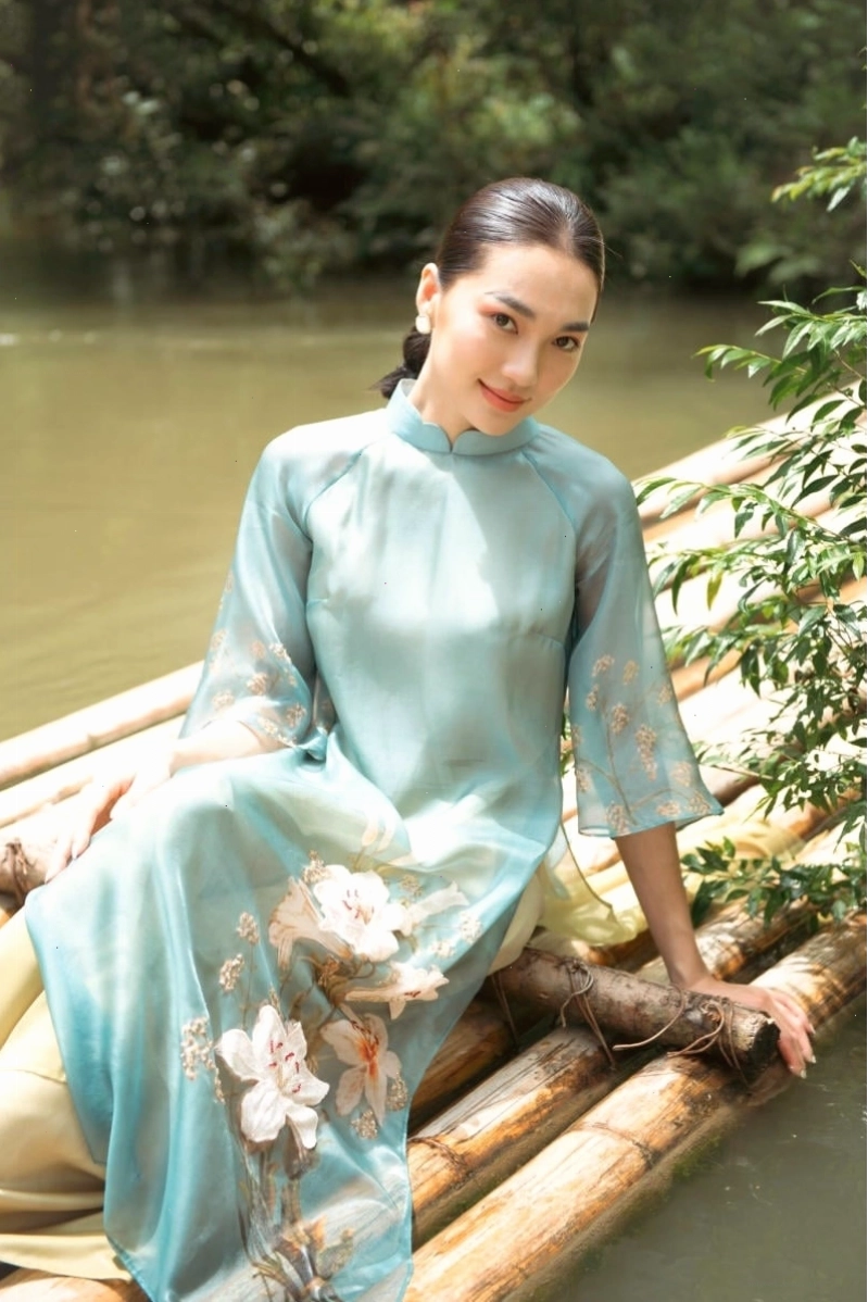 Áo dài tay loe màu vàng đồng sang trọng