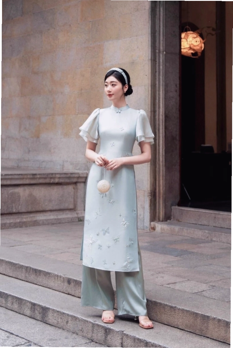 Áo dài tay loe tua rua màu đỏ rượu vang quyến rũ