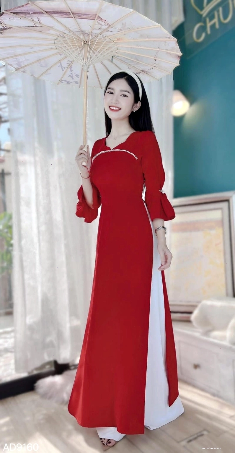 Áo dài tay phồng cách điệu màu đỏ rực rỡ