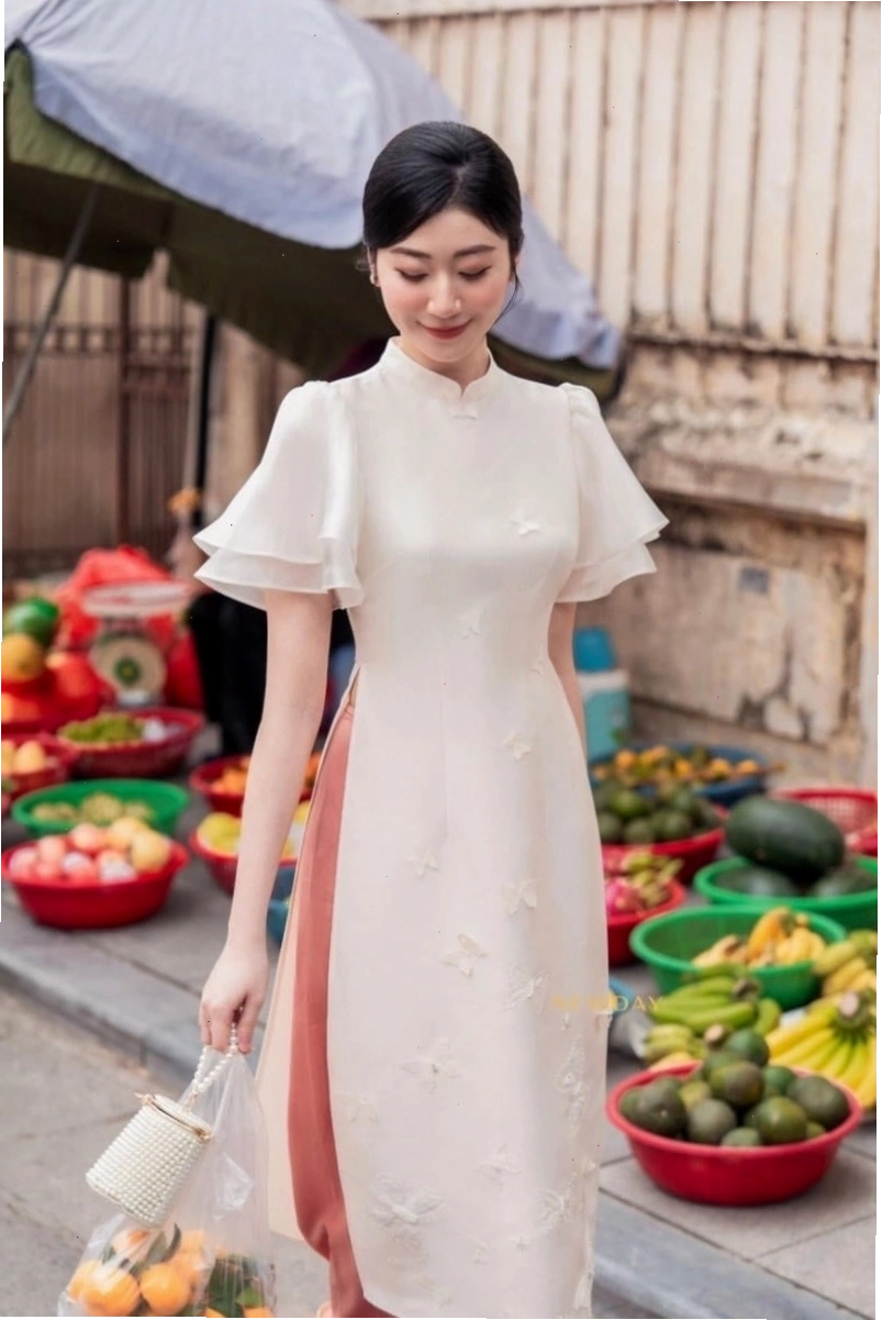 Áo dài tay phồng cánh tiên màu trắng kem đính bướm, tạo điểm nhấn tinh tế