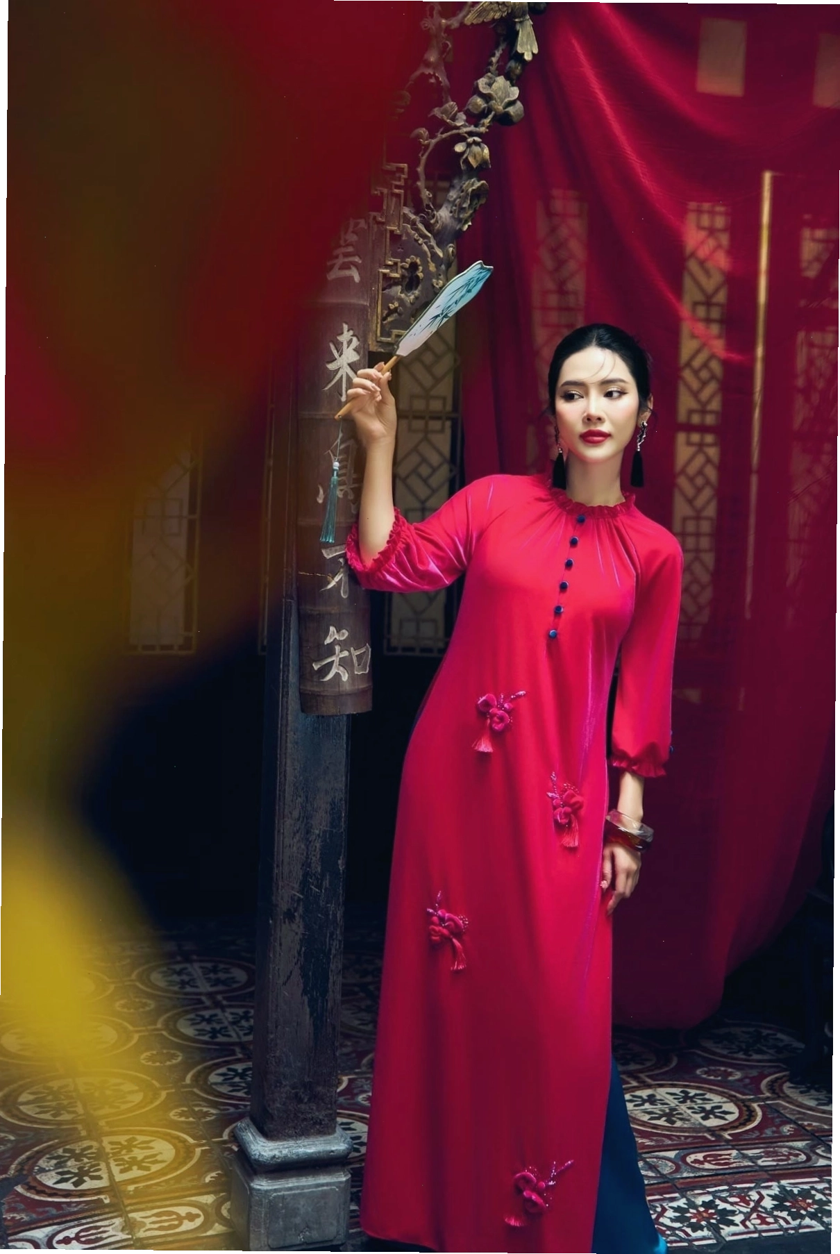 Áo dài tay phồng cổ nhún màu hồng cánh sen chất liệu nhung, mang vẻ đẹp sang trọng