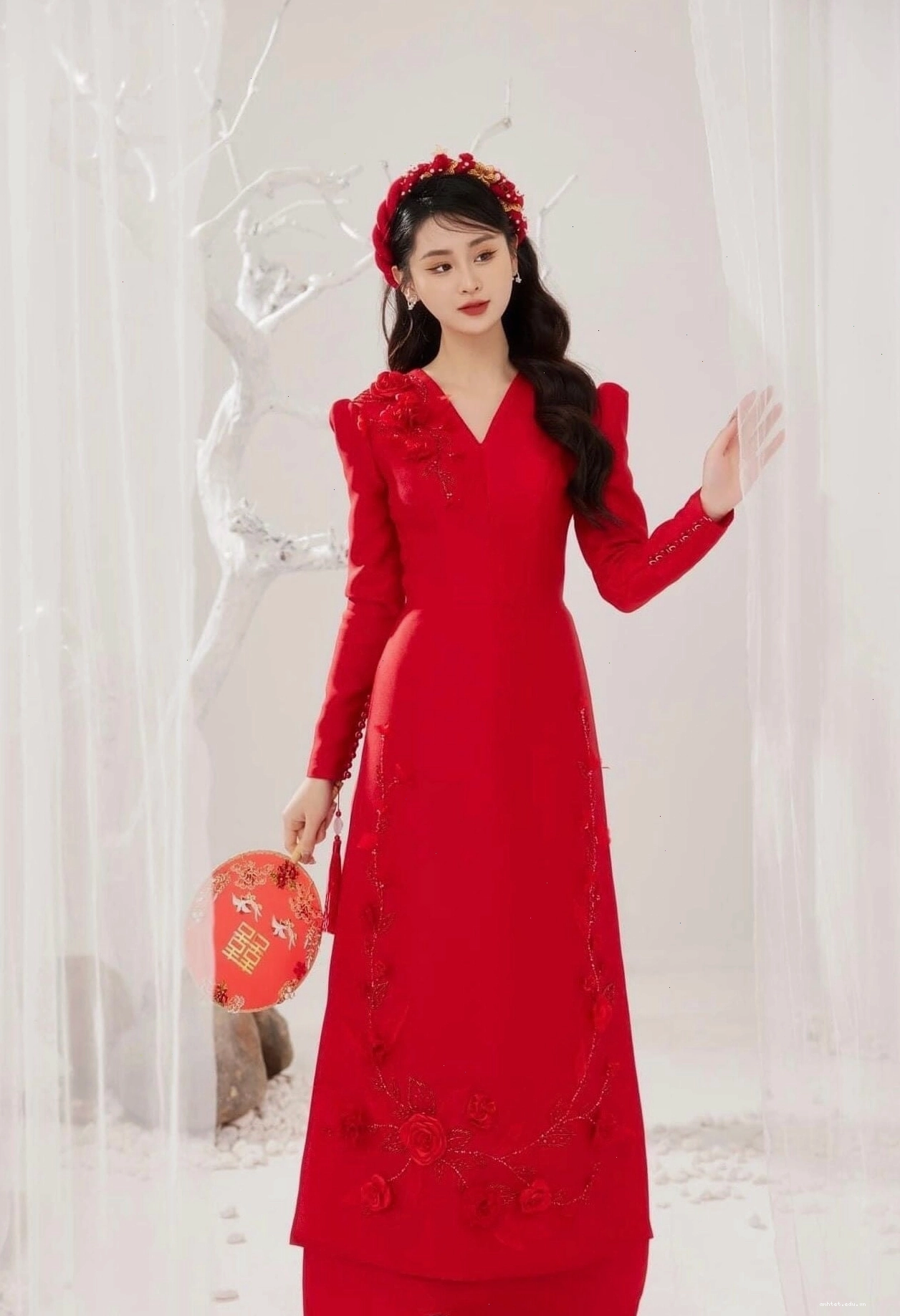Áo dài tay phồng cổ V màu đỏ thắm đính hoa nổi, phối cùng quần lụa đen thanh lịch