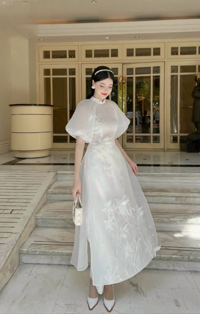 Áo dài tay phồng lớn màu trắng chất liệu organza thêu hoa, giữ nét đẹp thanh lịch