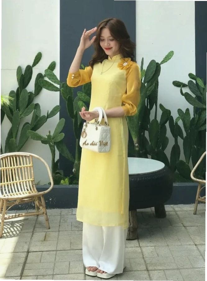 Áo dài tay phồng phối voan màu vàng tươi đính hoa, phù hợp cho dịp lễ hội