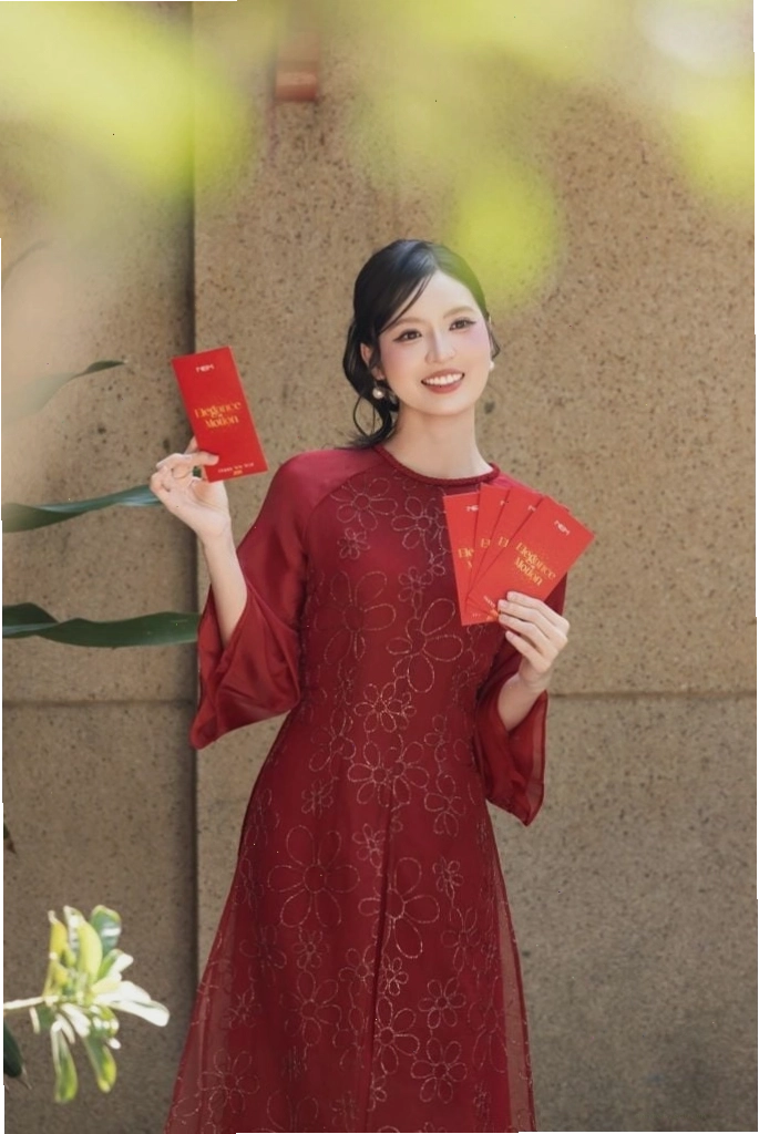 Áo dài thêu hoa văn tinh xảo, cổ thuyền, tay lỡ