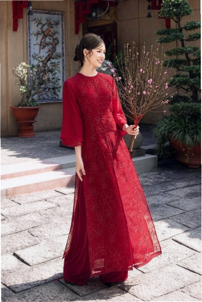 Áo dài thêu hoa với chi tiết cổ V và tay dài, gam màu trắng thanh khiết, toát lên vẻ sang trọng và tinh tế.