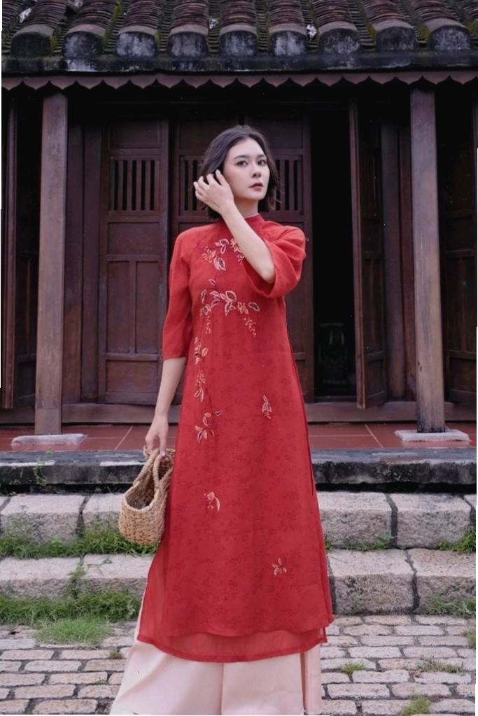 Áo dài thiết kế hiện đại, cổ tròn, tay dài, họa tiết trừu tượng