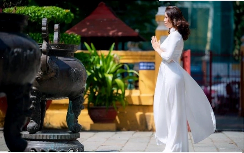 Áo dài trắng đi chùa kiểu cổ truyền