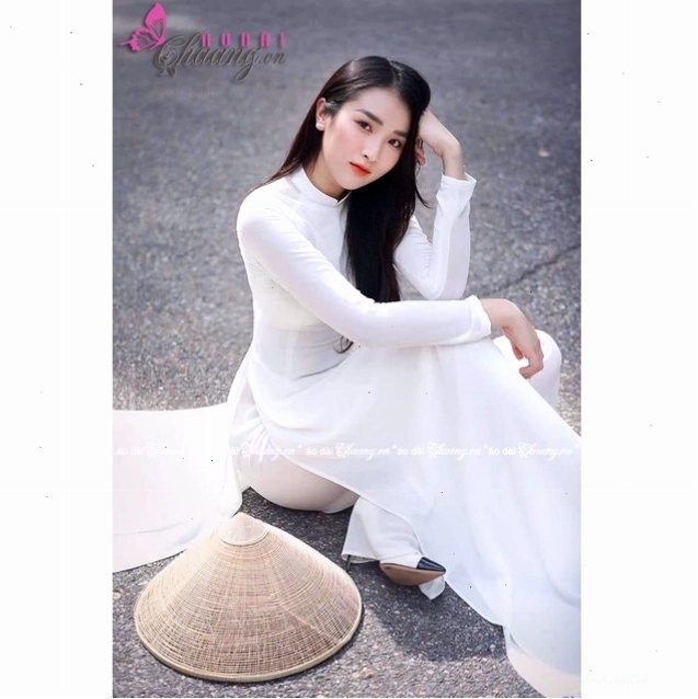 Áo dài trắng học sinh có tay phồng, cổ tròn, mang phong cách vintage