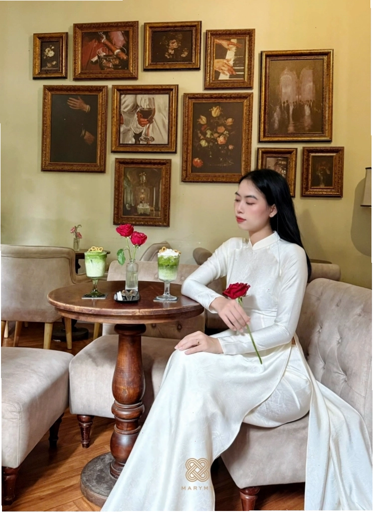 Áo Dài Truyền Thống Lụa Thạch Anh Kem, cổ thuyền, tay dài