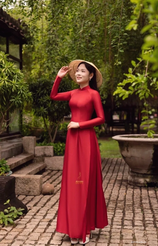 Áo Dài Truyền Thống Lụa Vân Gỗ Màu Đỏ Đô, dáng dài, cổ tròn, tay lỡ