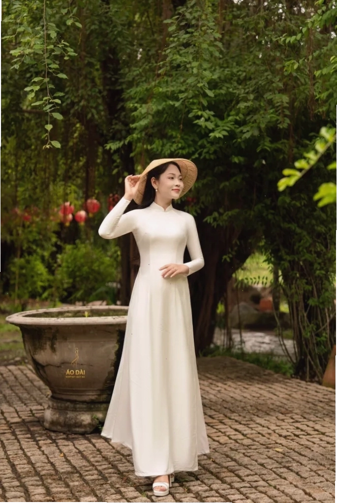 Áo Dài Truyền Thống Lụa Vân Gỗ Màu Trắng, cổ cao, tay lỡ, phối quần lụa trắng