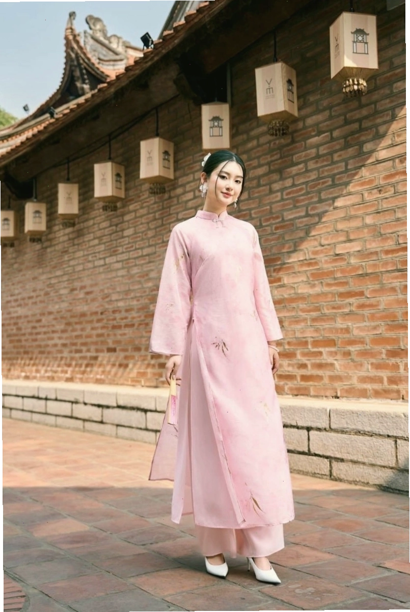 Áo dài truyền thống màu be nhã nhặn với cổ tròn đơn giản