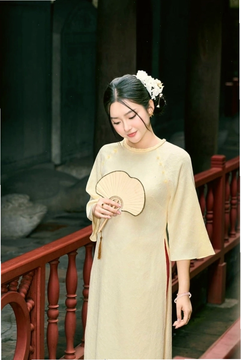 Áo dài truyền thống màu đỏ đô sang trọng với cổ thuyền