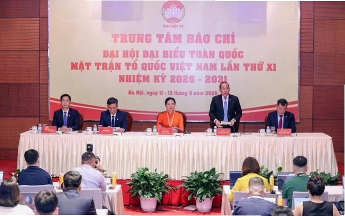 Áo dài truyền thống nam trong trang phục ngày hội.