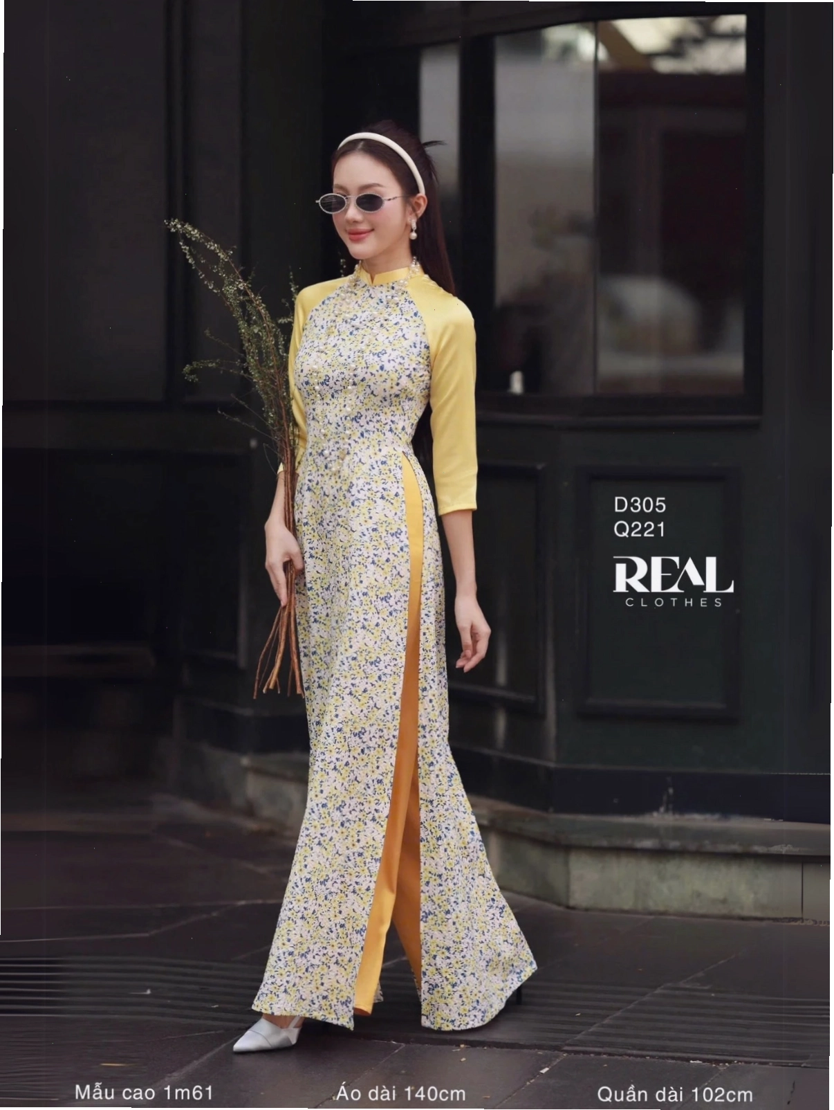 Áo dài truyền thống vàng chanh họa tiết bướm bay lượn