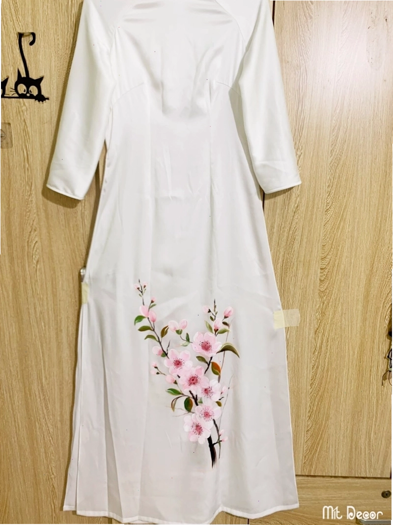 Áo dài vẽ tay họa tiết hoa anh đào, mang vẻ đẹp dịu dàng, lãng mạn