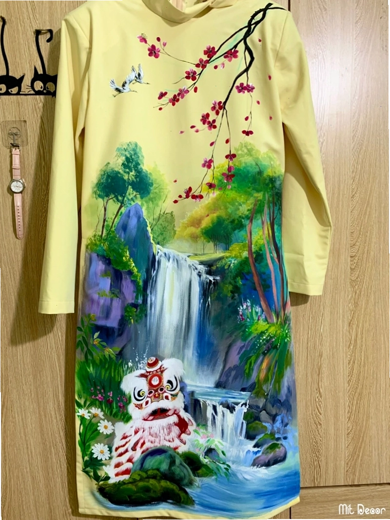 Áo dài vẽ tay kết hợp họa tiết lân và phong cảnh, mang đậm nét truyền thống