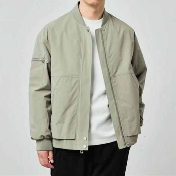 Áo khoác bomber dù 2 lớp màu kem phối cùng quần jean xanh