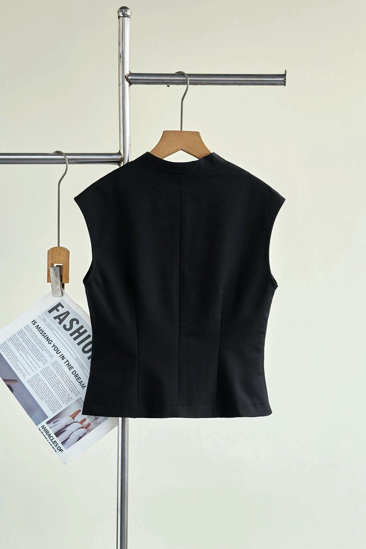 Áo kiểu dáng peplum màu trắng kem, cổ vuông đính hoa 3D tinh tế, tay phồng nhẹ
