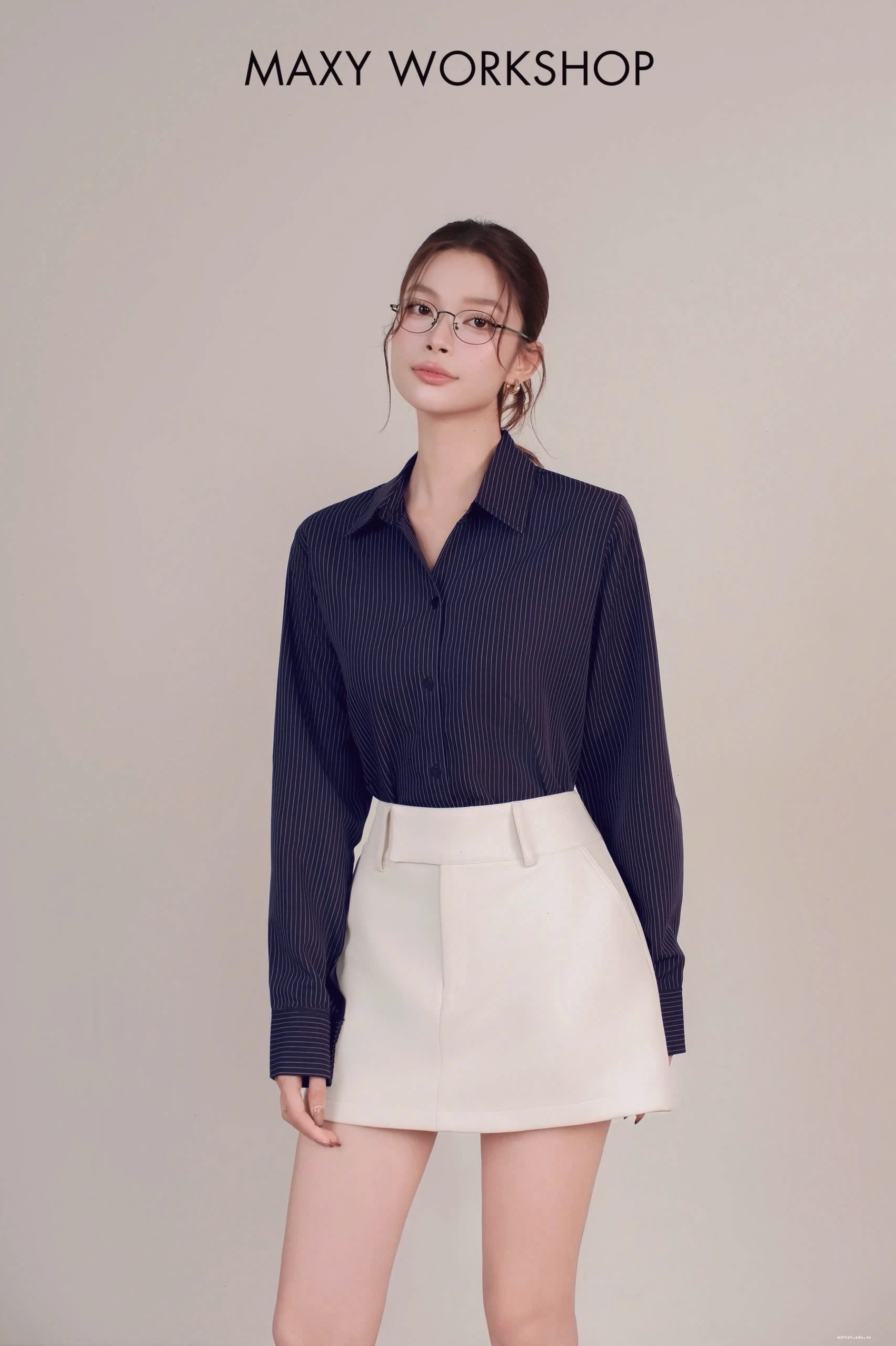 Áo sơ mi basic nữ màu trắng, form rộng, phối cùng quần jeans ống đứng cạp cao