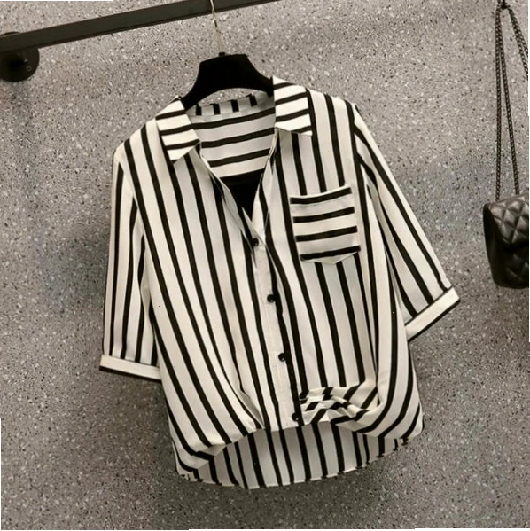 Áo sơ mi cộc tay kẻ đen dáng rộng, chất liệu cotton, phù hợp cho mùa hè.