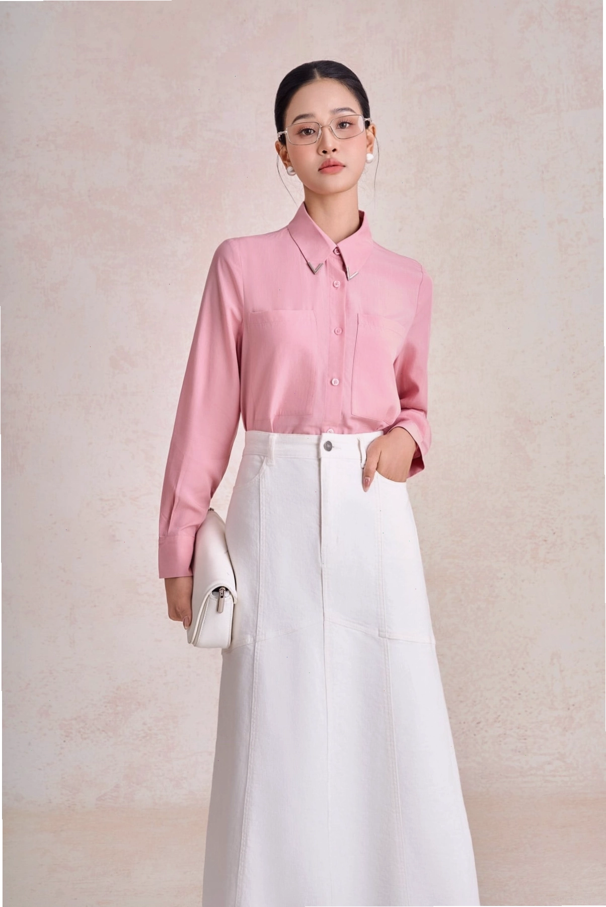 Áo sơ mi công sở màu hồng pastel, cổ đức, đính kim loại, tay dài phối măng séc