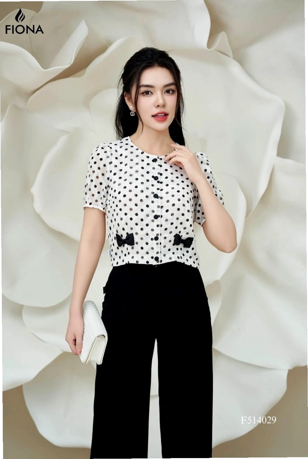 Áo sơ mi croptop chấm bi đen trắng, nơ phối đen trang trí, phối cùng chân váy chữ A
