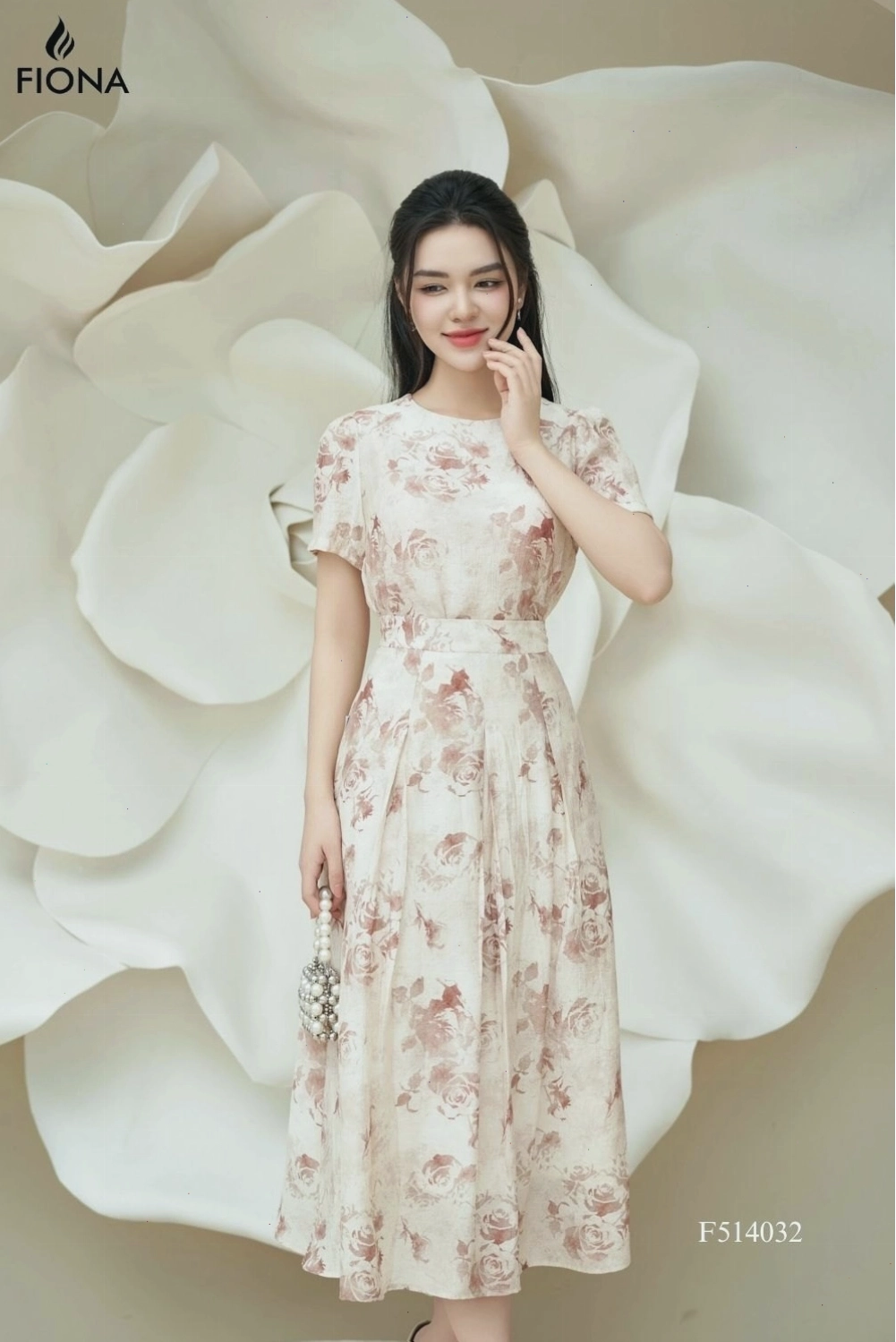 Áo sơ mi croptop chất liệu habutai lụa màu xanh lá cây phối cùng quần tây ống đứng