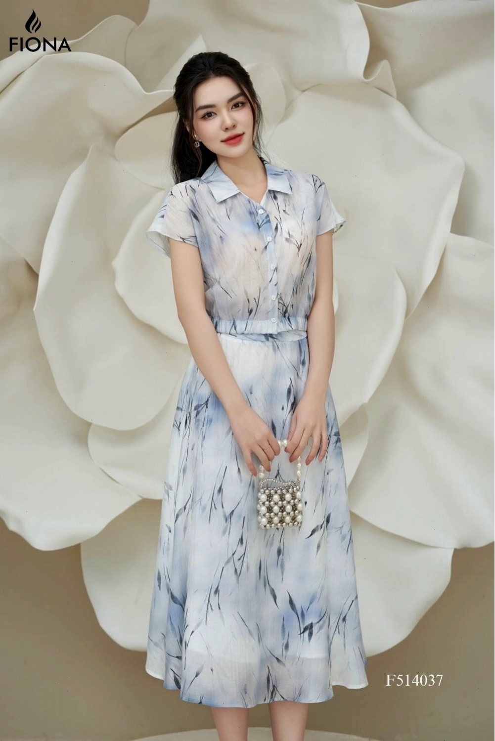 Áo sơ mi croptop dáng bo gấu, họa tiết lá tre, hoa tơ màu xanh, phối cùng quần tây ống suông