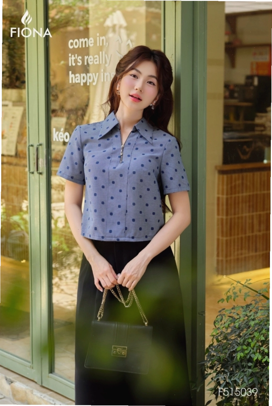 Áo sơ mi croptop dáng suông màu xanh mint, cổ đức, khóa kéo trang trí phối cùng quần short kaki