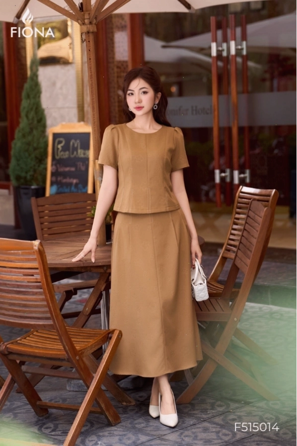 Áo sơ mi croptop dáng trắng, may chỉ diễu trang trí, cổ đức phối cùng chân váy chữ A đen
