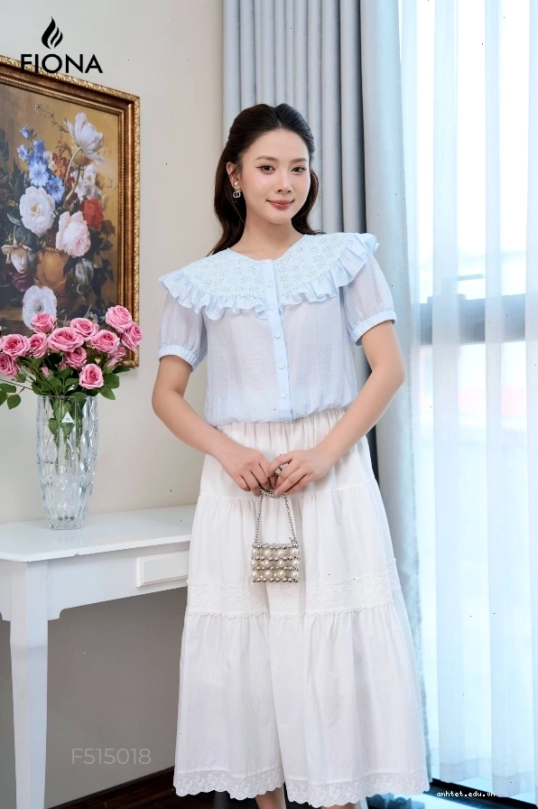 Áo sơ mi croptop tơ dáng bo gấu, bèo phối ren, tay ngắn màu trắng phối cùng quần tây ống suông
