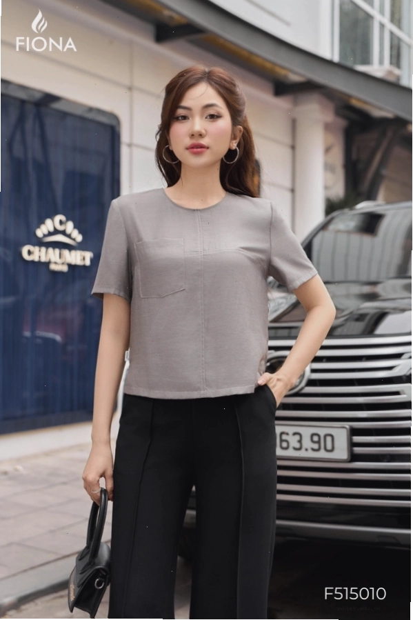 Áo sơ mi croptop trắng cổ tròn, diễu chỉ trang trí thân trước phối cùng quần short kaki cạp cao