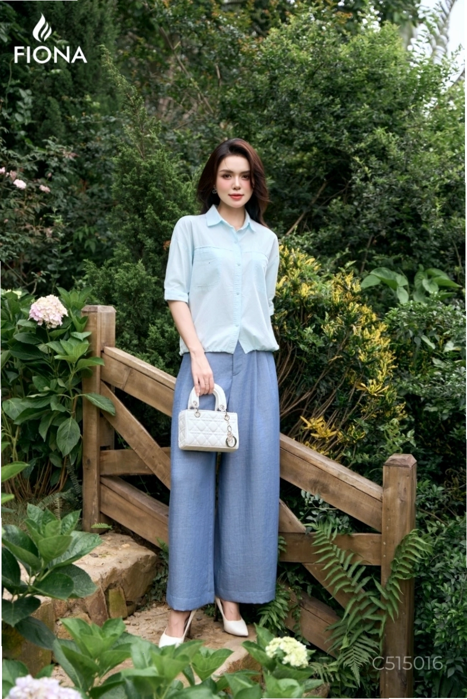 Áo sơ mi croptop trắng dáng bo gấu rút dây, cổ đức, túi trang trí phối cùng chân váy midi hoa nhí
