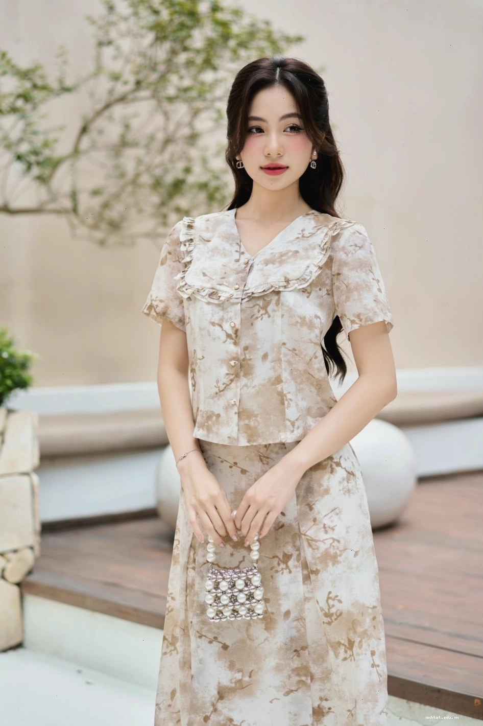 Áo sơ mi croptop trắng dáng suông, cổ tim, cúp ngực kẹp bèo phối cùng quần short kaki cạp cao