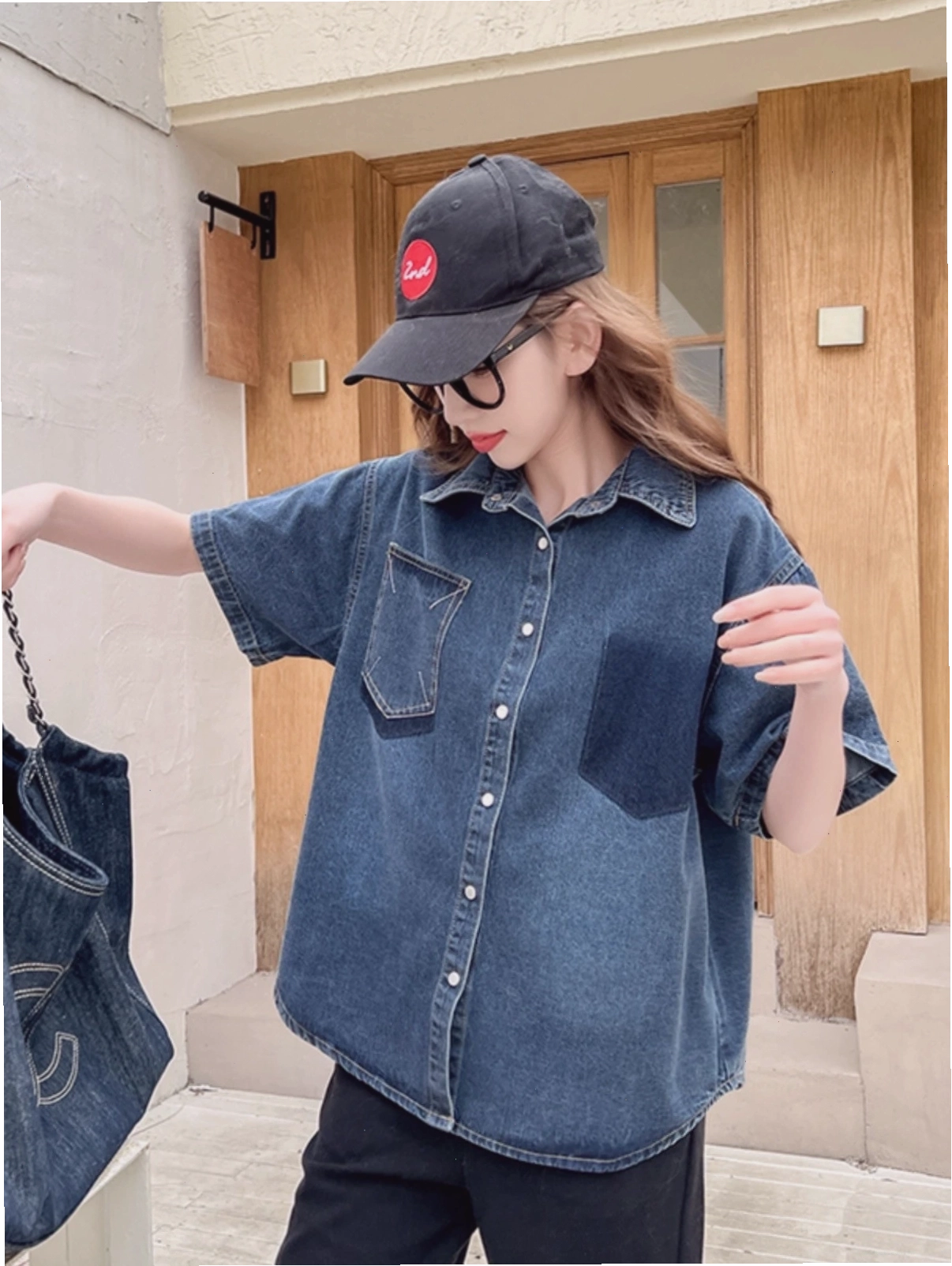 Áo sơ mi denim dáng rộng phối cùng quần short và boots cổ ngắn